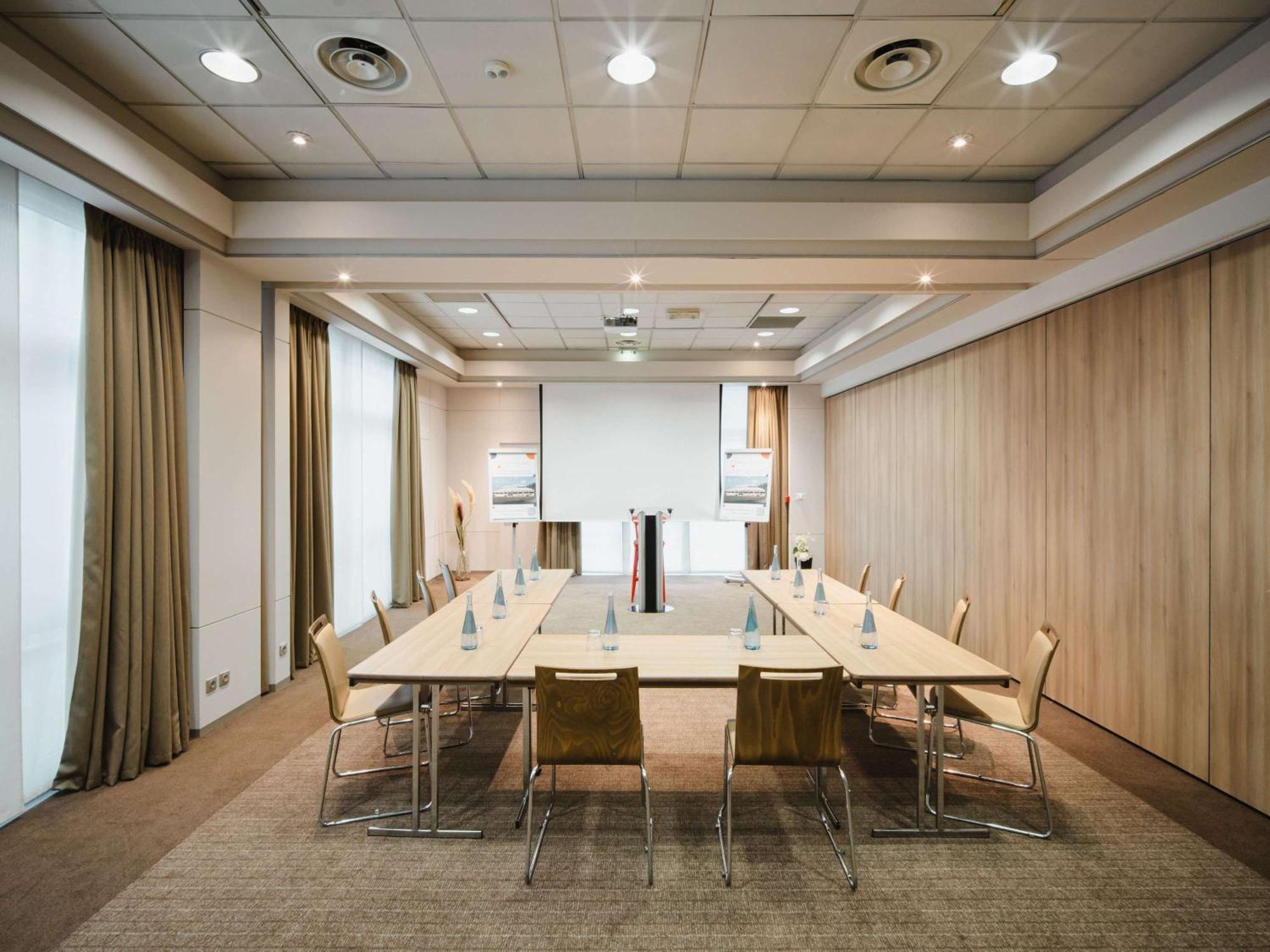 Hotel Mercure Lille Aeroport Екстериор снимка
